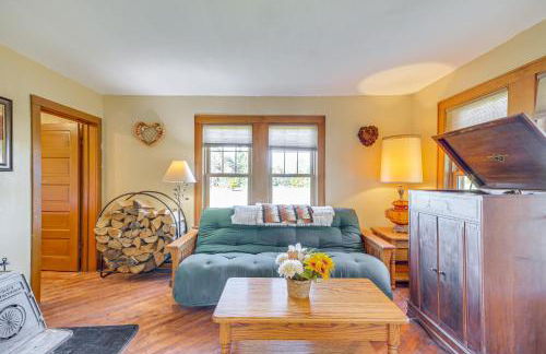 Pellston Farmhouse with Snowmobile Trail Access! - Foto 5