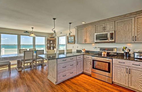 Sunny Beach House Getaway - Steps From Water! - Foto 12