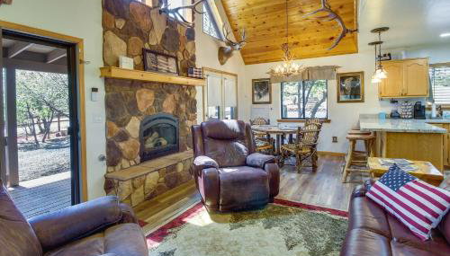 2 Mi to Show Low Lake: Scenic Cabin w/ Balcony - Foto 5