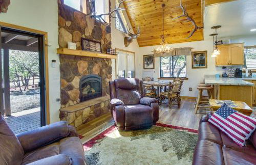 2 Mi to Show Low Lake: Scenic Cabin w/ Balcony - Foto 5
