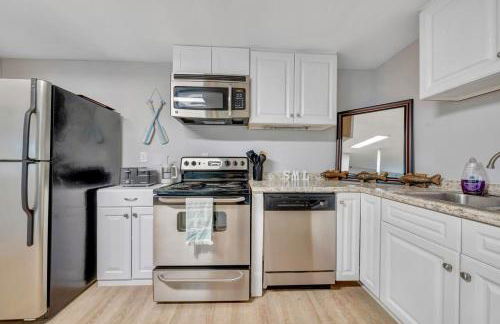 Treetop & Waterfront! Hot Tub, Kayaks, Game Room - Foto 45