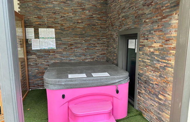 Magnificent Luxury Chateau in Vast Garden with Sauna & Hot Tubs - Photo 54