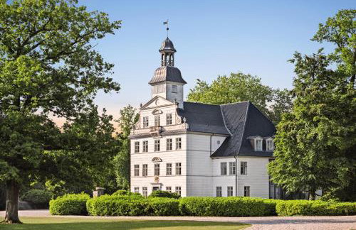 GUT KLETKAMP "Storchennest" - Ferienwohnung im Schlossturm mit 3 Schlafzimmern I Panorama-Turmzimmer mit Naturblick I Gemeinschaftsgarten I 15 Min zur Ostsee I Küche I Parkplatz I WLAN - Foto 20