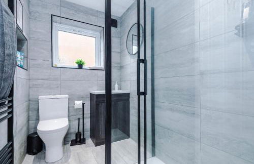 Stylish 2BR House for 4 in Manchester with Parking - Foto 32