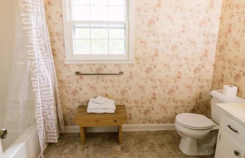 ~ The Cozy Farmhouse ~ | Sleeps 10+ | Farm Views - Foto 51