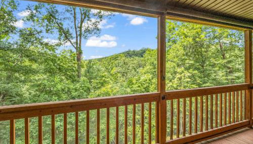 Peaceful Lake Lure Cabin, Hot Tub, Huge Screened Porch, Private Beach - Foto 3