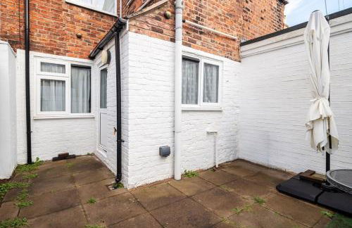 Convenient 2BR House with Great Transport Links - Photo 37