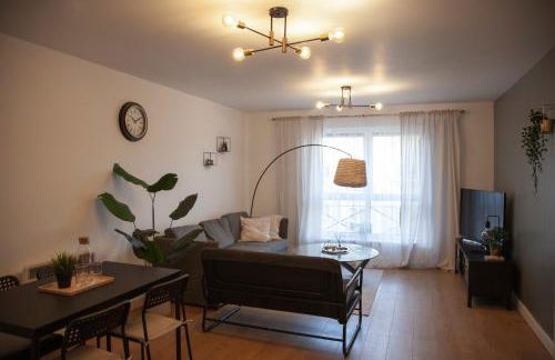 Modern 2 bed Apartment- Town Centre - Photo 3