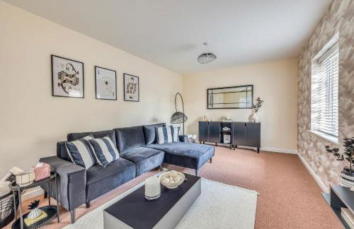 Beautiful Detached House with Driveway Parking, Study Room, Spacious Garden, Smart TVs and Fast Wifi by Yoko Property - Photo 18