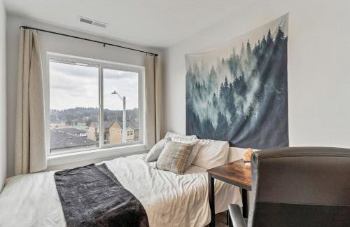 Modern and Bright Townhome with Game Room in S Salem - Foto 17