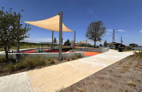 Lake Front Home, around 15 minutes drive to AT&T and Epic Water - Foto 30