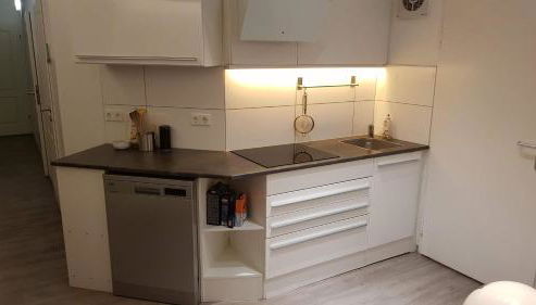 BudgetRooms - souterrain-private rooms & kitchen - Foto 2, stove