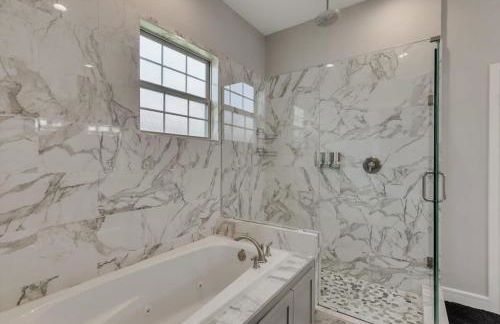 Vibrant Texas Escape - 5BR, Pool & Hot Tub - Foto 22