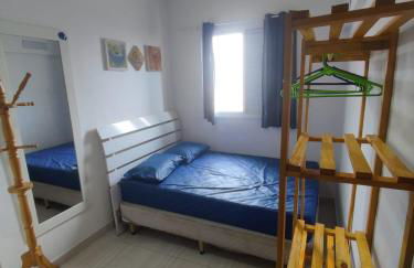 Prédio com piscina na cobertura frente ao mar,apartamento para até 6 pessoas e 3 crianças até 8 anos, churrasqueira na sacada, Wi-Fi grátis, rede de proteção, NÃO oferecemos roupas de cama e banho, 1 vaga de garagem, na Praia Grande-Vila Mirim - Foto 11