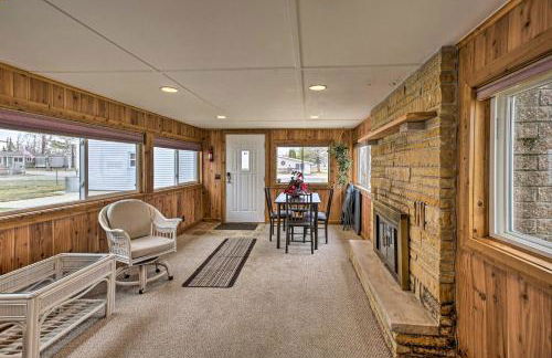 Peaceful Lakefront Houghton Lake Property with Patio - Foto 13