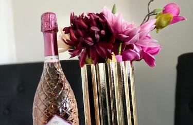 Bright, Spacious, modern Interior Decor 2 bedrooms Apartment with amazing views - Photo 14