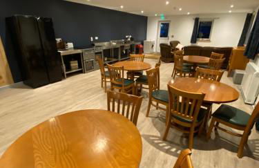 Luxury cosy carriage with electric private hot tub - Photo 9