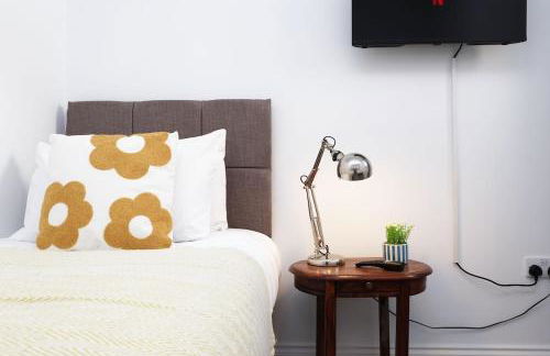 Modern 3 Bed - M4 ACCESS - Wi-Fi - Photo 33