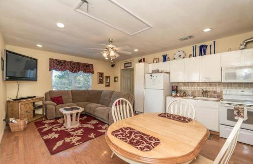 Joyful Cottage Rental for Couples with Poolside Cabana near San Antonio, TX - Foto 13