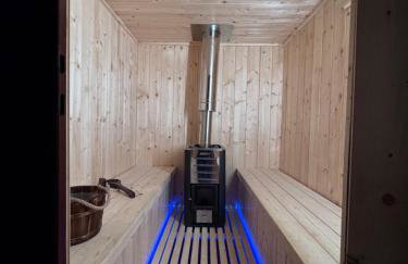 Urocza chatka w lesie nad wodą - Foto 24