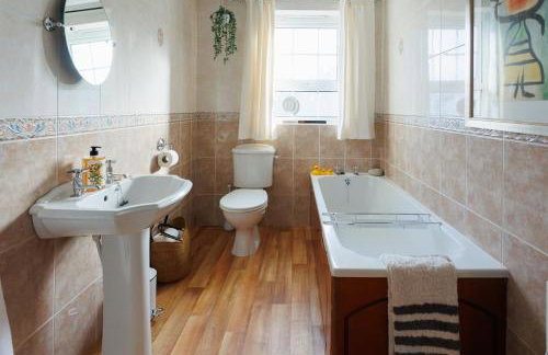 Saintfield Centre - Sleeps 8 - Garage & patio - Foto 32