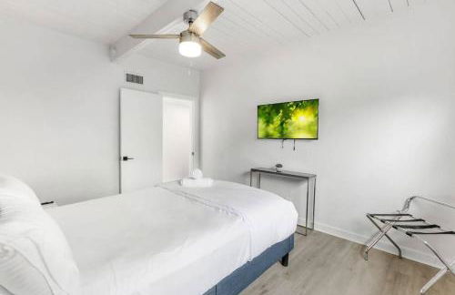 Oakland Oasis 4BDHeated PoolSpa5min to beach - Photo 17