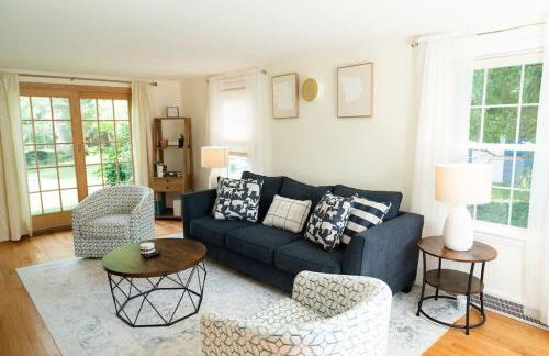 5-star Renovated 3BR Home & Backyard Deck near SU & Hospitals - Foto 1