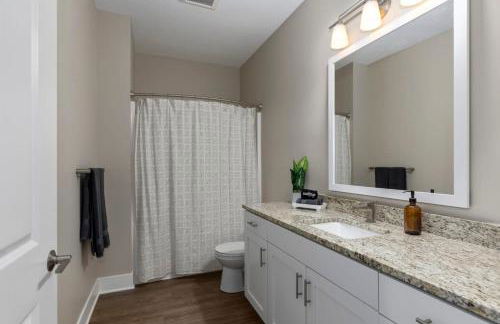 Modern 2BR 2BA New Build Condo with Garage & Patio - Foto 19