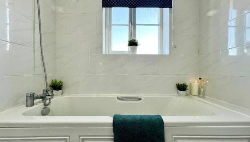 Delightfully decorated cosy two bedroom family home Great transport links to central London - Foto 5