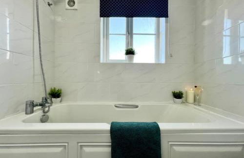 Delightfully decorated cosy two bedroom family home Great transport links to central London - Foto 5