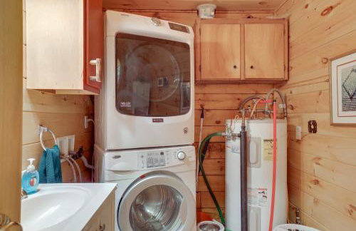 2 Mi to Skiing Casper Cabin with Mtn Views! - Foto 11