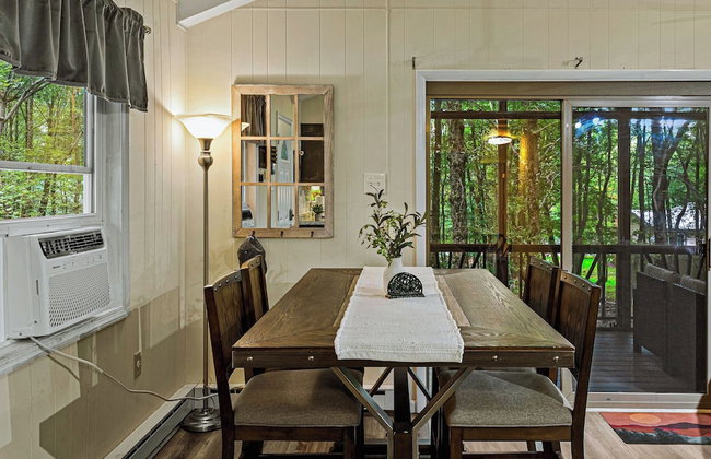 Frolic on Fern by Avantstay Enclosed Deck w/ Forest Views, Bar - Foto 86