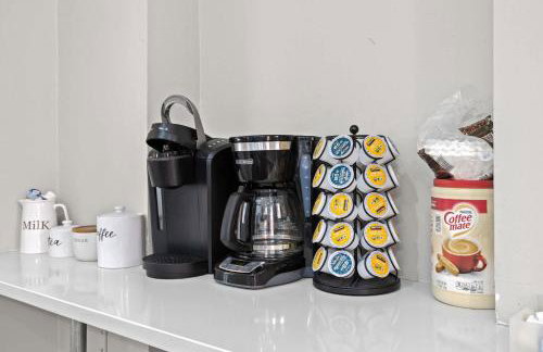 Elegant Manor w Private Yard & Modern Amenities - Foto 34