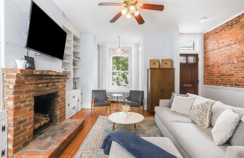 Sojourn Lovely Hill Family Home with Backyard near DC Icons - Foto 11