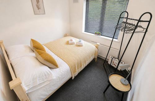 Large Home - Free Parking-WiFi By Hinkley Homes Short Lets & Serviced Accommodation - Photo 4