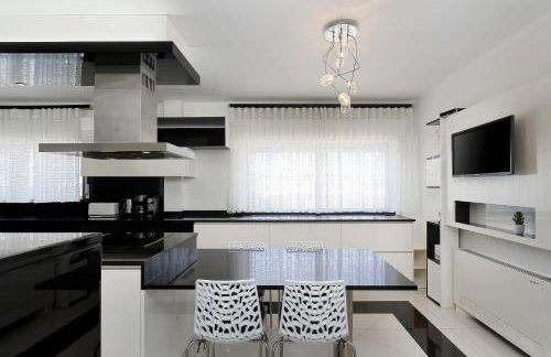 Deluxe 4BDR House W/ Pool by LovelyStay - Photo 36