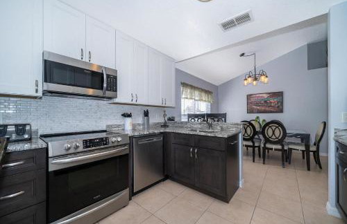 South Facing Pool with Stunning Lake View - Family Friendly Home - Nr Disney - Foto 6