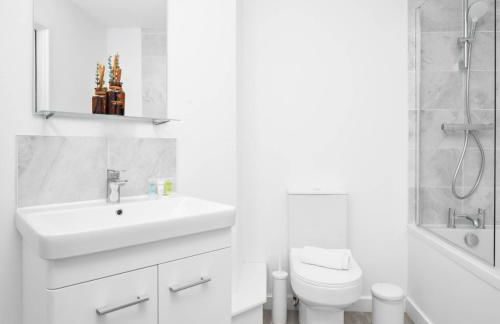 2 Bed Apartment - Sleeps 3 - Parking - Cradley Heath 54C - Foto 9