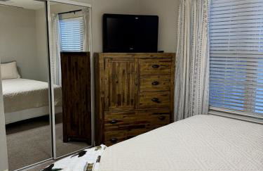 Lakefront Condo A-1 with Large Balcony - Foto 8