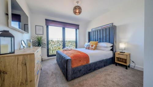 Stylish City Apartment with Juliette Balcony, Retro Games & Fast WiFi - Foto 2