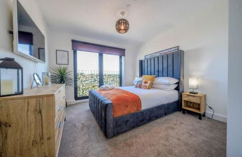 Stylish City Apartment with Juliette Balcony, Retro Games & Fast WiFi - Foto 2