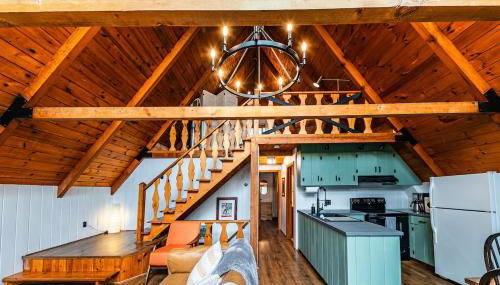 Nine Sides Lodge- Cozy A-Frame makes base camp for ADK Adventures - Foto 3, stove, pet friendly