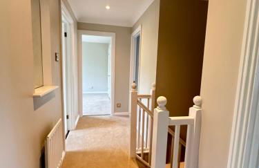 Spacious 4 Bed Home near Elizabeth Line, perfect for Contractors, Families & Groups - Foto 16