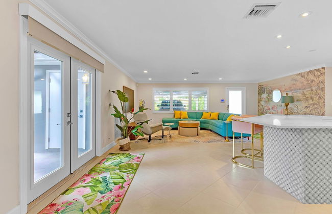 Flirty Flamingo Colorful Waterfront Escape w Pool - Foto 37