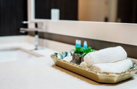 High-Rise Apartment with Panoramic Skyline Views - Foto 13