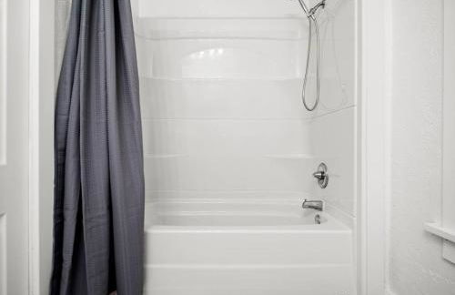 King Bed, Stocked Kitchen, Easy Driveway Parking, 2mi to Downtown & Coliseum - Foto 53