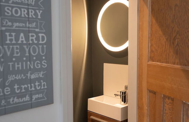 Contemporary Bright House 20 Min To Manc - Photo 31