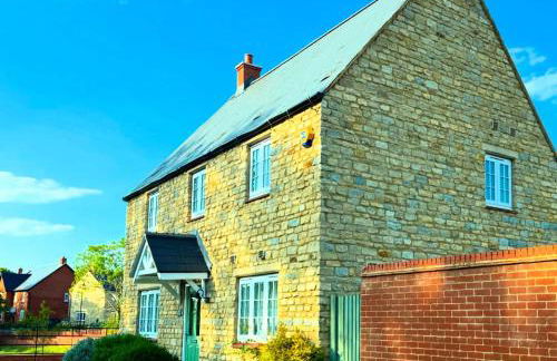 Silverstone Paddock Retreat - Photo 1