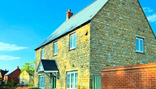 Silverstone Paddock Retreat - Photo 1