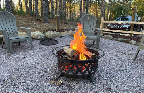 Cabin in the woods with fire pit and porch - Foto 5
